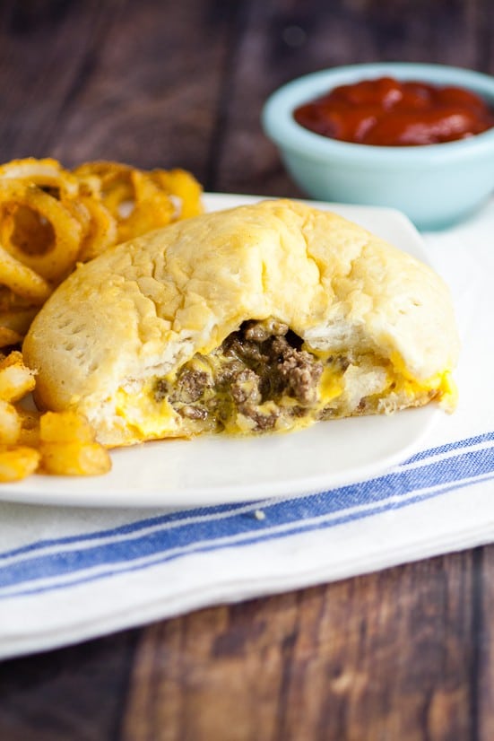 Cheesburger Pockets Recipe - Made in just 30 minutes with 5 ingredients, this cheesy Cheeseburger Pockets recipe is the ultimate yummy, quick and easy family dinner recipe. It's even great for on-the-go! Love this! Kind of like a homemade hot pocket