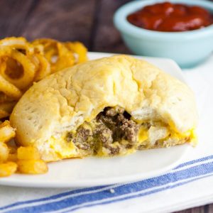 Cheesburger Pockets Recipe - Made in just 30 minutes with 5 ingredients, this cheesy Cheeseburger Pockets recipe is the ultimate yummy, quick and easy family dinner recipe. It's even great for on-the-go! Love this! Kind of like a homemade hot pocket
