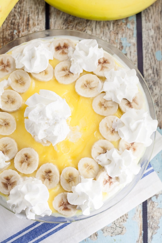 Banana Cream Cheesecake pie Recipe - This Banana Cream Cheesecake recipe is a creamy, sweet no bake twist on a classic banana cream pie with layers of pudding, ripe bananas, and cheesecake, all in a graham cracker crust.  Banana cream pie and cheesecake in one easy dessert?! To die for!