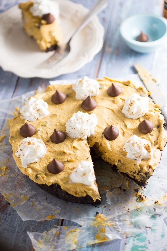 No Bake Pumpkin Chocolate Cheesecake Recipe - Festive, delicious, and easy No Bake Pumpkin Chocolate Cheesecake with a no bake pumpkin spice filling and chocolate chips in a chocolate Oreo crust. Perfect for both pumpkin spice lovers and chocolate lovers! No bake pumpkin spice cheesecake, chocolate chips, and a chocolate oreo crust?! Sounds amazing. Would be an easy Thanksgiving dessert recipe too!