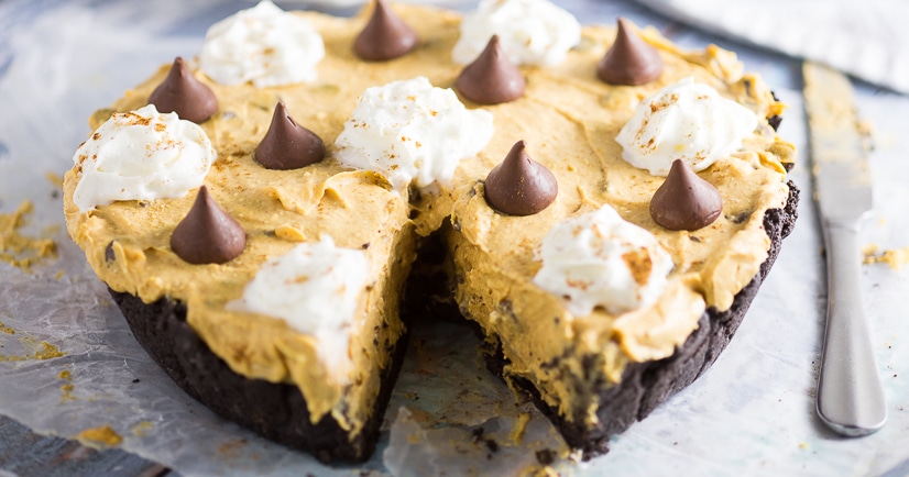 No Bake Pumpkin Chocolate Cheesecake Recipe - Festive, delicious, and easy No Bake Pumpkin Chocolate Cheesecake with a no bake pumpkin spice filling and chocolate chips in a chocolate Oreo crust. Perfect for both pumpkin spice lovers and chocolate lovers! No bake pumpkin spice cheesecake, chocolate chips, and a chocolate oreo crust?! Sounds amazing. Would be an easy Thanksgiving dessert recipe too!