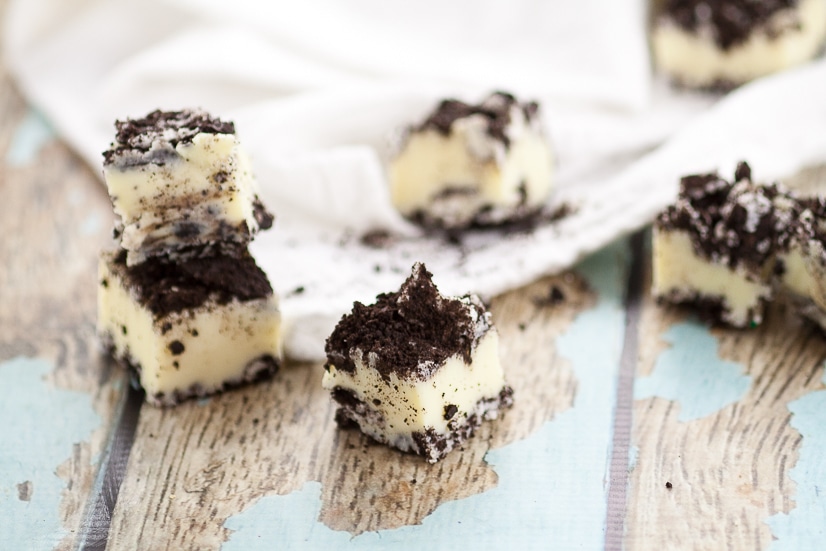 Cookies and Cream Fudge Recipe - Quick and easy Cookies and Cream Fudge recipe with just 5 ingredients for a simple but delicious sweet treat.  Classic and sweet white chocolate fudge with crunchy chocolate cookies for a scrumptious crowd-pleasing favorite.