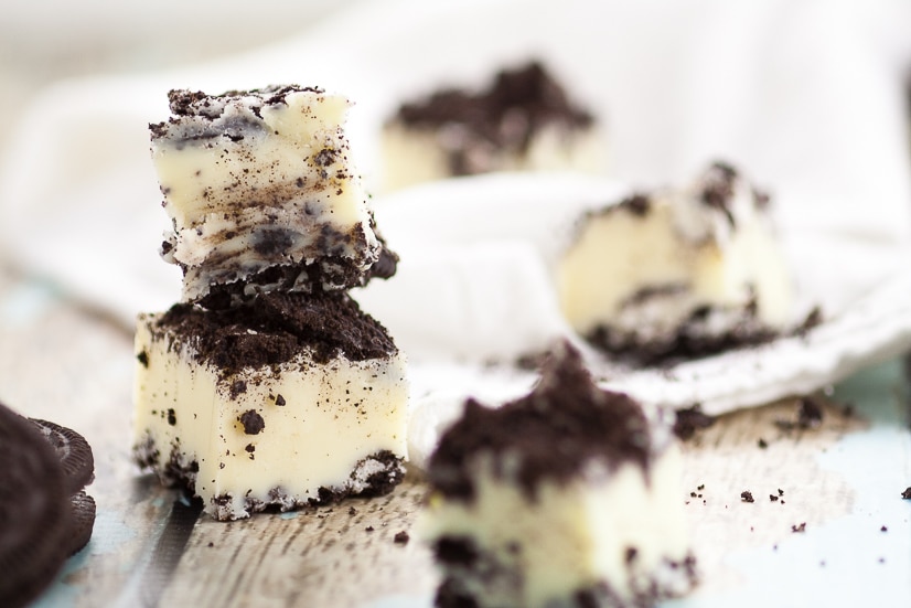 Cookies and Cream Fudge Recipe - Quick and easy Cookies and Cream Fudge recipe with just 5 ingredients for a simple but delicious sweet treat.  Classic and sweet white chocolate fudge with crunchy chocolate cookies for a scrumptious crowd-pleasing favorite.