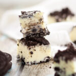 Cookies and Cream Fudge Recipe - Quick and easy Cookies and Cream Fudge recipe with just 5 ingredients for a simple but delicious sweet treat.  Classic and sweet white chocolate fudge with crunchy chocolate cookies for a scrumptious crowd-pleasing favorite.