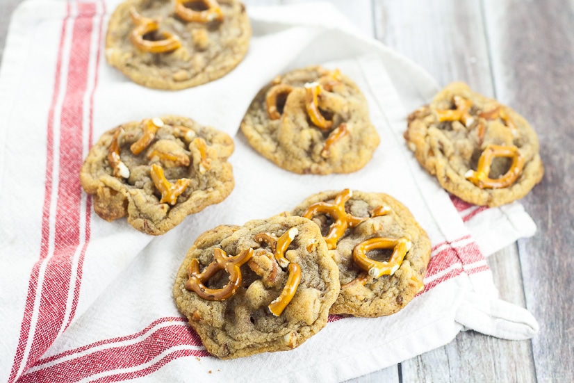 Toffee Pretzel Cookies Recipe - Chewy, gooey Toffee Pretzel Cookies recipe with crunchy and sweet toffee bits and salty pretzel pieces for a salty-sweet flavor all inside a classic chewy cookie. Love that these have some yummy Fall flavors but would also be perfect for a Christmas cookies recipe exchange.