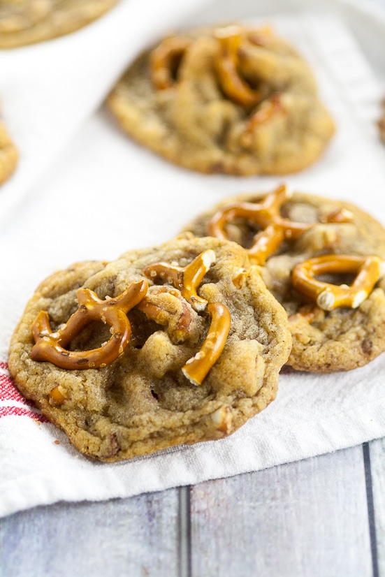 Toffee Pretzel Cookies Recipe - Chewy, gooey Toffee Pretzel Cookies recipe with crunchy and sweet toffee bits and salty pretzel pieces for a salty-sweet flavor all inside a classic chewy cookie. Love that these have some yummy Fall flavors but would also be perfect for a Christmas cookies recipe exchange.