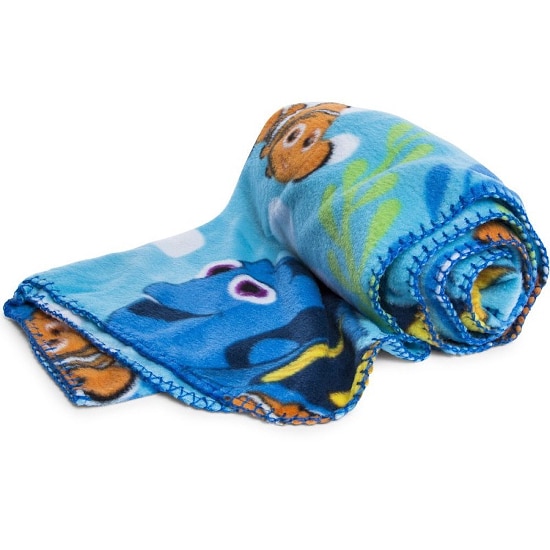 Finding Dory Blanket - 15 Finding Dory Gift Ideas - Finding Dory Gift Guide with 15 adorable and fun Finding Dory Gift Ideas that are perfect for the Finding Dory fan in your life. Perfect gift ideas for kids for Christmas and birthdays!