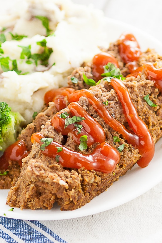 Slow Cooker Meatloaf Recipe - A simple and delicious easy Slow Cooker Meatloaf recipe using a juicy, classic meatloaf recipe and cooked in the Crock Pot.  Super delicious and easy Crockpot family dinner recipe.