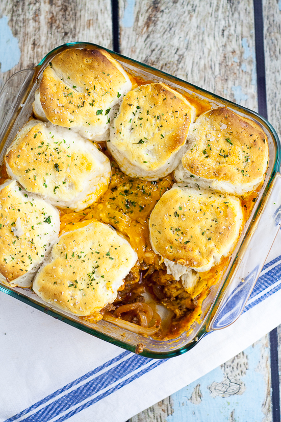 Cheeseburger Biscuit Bake Recipe - This Cheeseburger Biscuit Bake recipe is a delicious 30 minute recipe with ground beef and lots of cheese that's sure to be an instant family favorite. Super yummy and EASY family dinner recipe. 