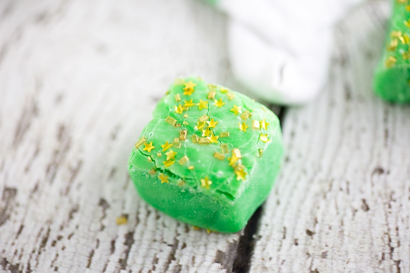 Mint White Chocolate Fudge recipe - Cool mint mixed with creamy white chocolate fudge make this Mint White Chocolate Fudge recipe a decadent, refreshing treat.  Make it in the microwave! Super quick and easy dessert recipe. Love this for St Patrick's Day or Christmas!