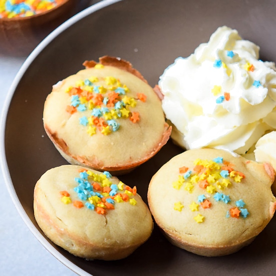 Funfetti Pancake Poppers recipe - These fun Funfetti Pancakes Poppers are a super easy breakfast recipe that the kids will love.  Perfect for even week day mornings or on the go! Yummy and easy breakfast recipe perfect for kids!