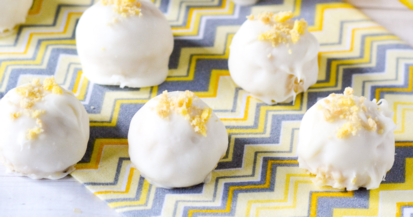 Lemon Oreo Truffles Recipe - Zesty and sweet Lemon Oreo Truffles covered in creamy white chocolate are a super easy dessert recipe that's no bake and a guaranteed hit! Easy no bake dessert recipe. Oreo truffles are the best!