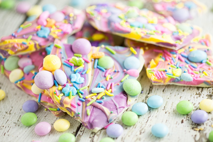 White Chocolate Easter Bark Recipe - Make this super easy, delicious, and adorable White Chocolate Easter Bark recipe in the microwave in just 20 minutes for a fun no bake Easter treat for kids.