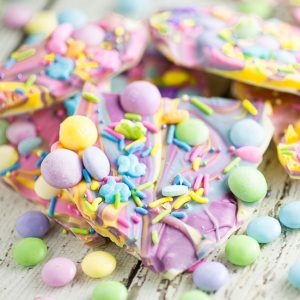 White Chocolate Easter Bark Recipe - Make this super easy, delicious, and adorable White Chocolate Easter Bark recipe in the microwave in just 20 minutes for a fun no bake Easter treat for kids.