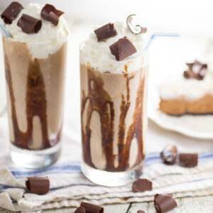 Mudslide Shake Recipe - Calling all chocolate lovers! Everyone who loves chocolate will adore this quick and easy Mudslide Shake recipe! Make it in just 10 minutes with 4 ingredients! Yum!