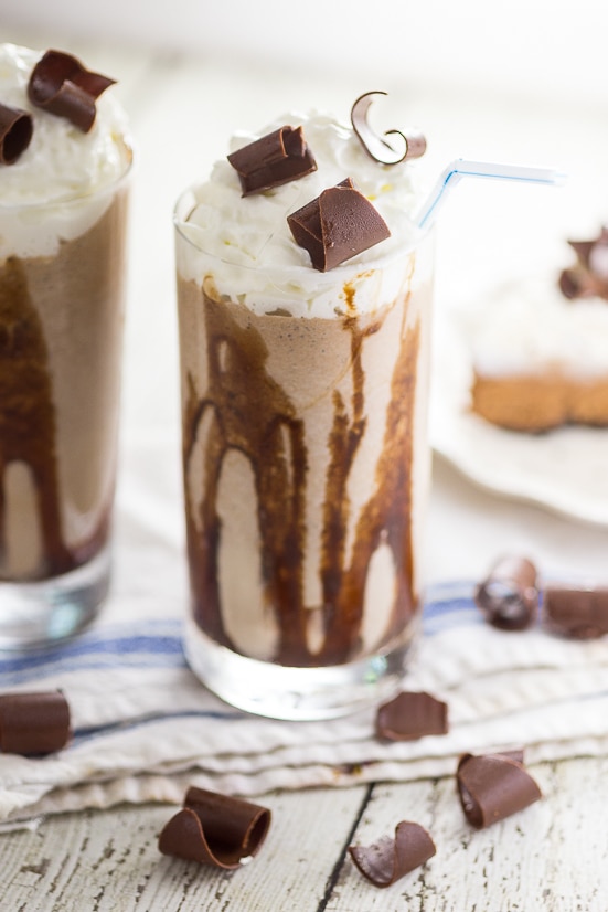 Mudslide Shake Recipe - Calling all chocolate lovers! Everyone who loves chocolate will adore this quick and easy Mudslide Shake recipe! Make it in just 10 minutes with 4 ingredients! Yum!