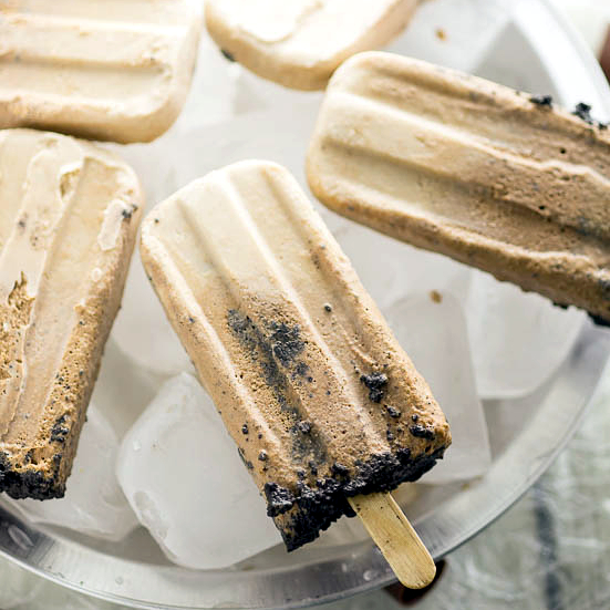 Creamy Chocolate Pie Pops Recipe - Make this quick and easy no bake dessert Creamy Chocolate Pie Pops recipe with just 2 ingredients. These are SO good. Taste just like fudgsicles. Perfect homemade popsicle recipe for the Summer!