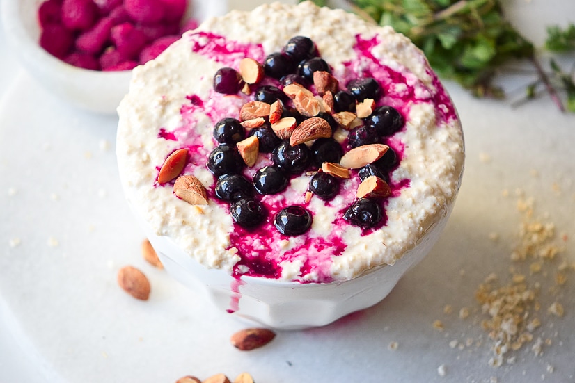 Blueberry Pie Oatmeal Recipe - For a quick and easy breakfast, try this Blueberry Pie Oatmeal recipe that's packed with fresh (or frozen!) blueberries, with a little bit of cinnamon and brown sugar for a healthy breakfast in 10 minutes!