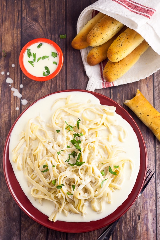 Homemade Alfredo Sauce Recipe - Make this rich and creamy Homemade Alfredo Sauce recipe that tastes as amazing as your favorite Italian restaurant, right in your own kitchen so that you can eat it whenever you want!