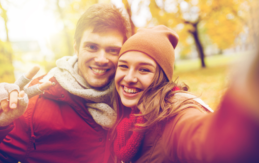 11 Frugal Fall Date Ideas for couples - Enjoy the Fall season with your special someone while still on a budget with these 11 Frugal Fall Date Ideas that you'll both love. These are great date night ideas! So fun!