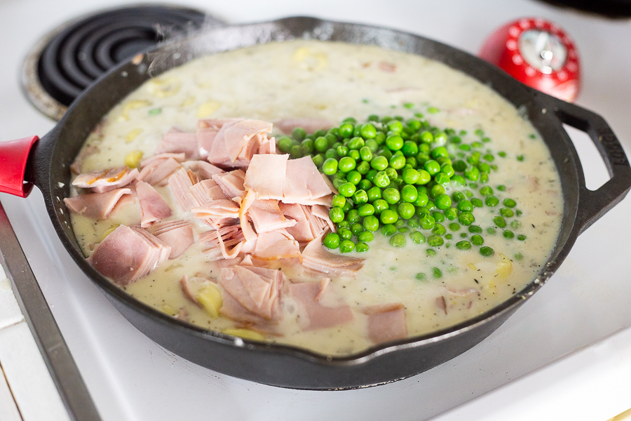 More ham and peas being added to the creamy ham and pea tortellini to finish it off.