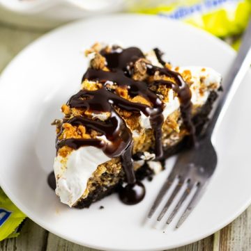 Butterfinger pie is an easy no bake dessert with an Oreo crust and a creamy peanut butter and Butterfinger filling. Make it in just 20 minutes!