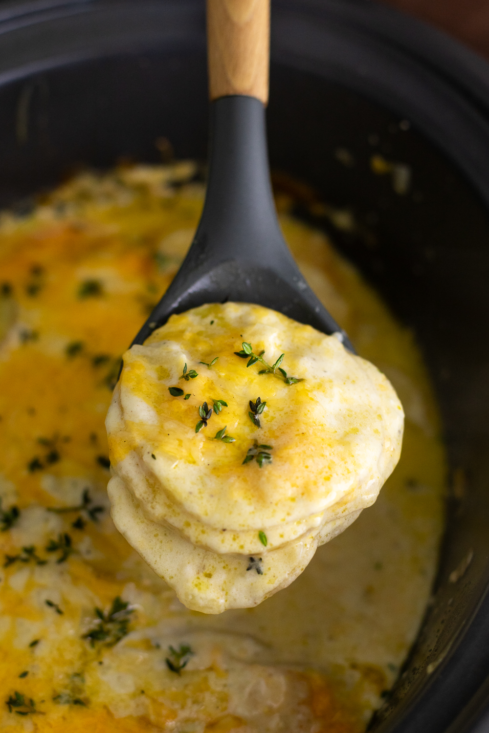 Slow Cooker Scalloped Potatoes with Creamy Cheese Garlic Sauce