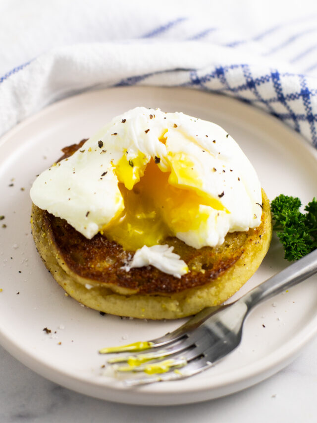 Quick Microwave Poached Eggs: Easy Runny Yolks!